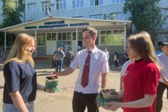 Брось сигарету. Возьми конфету!