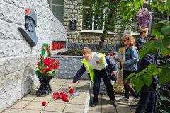 Возложение цветов к памятникам и мемориалам