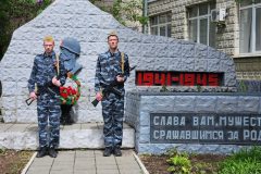 Возложение цветов к памятникам и мемориалам