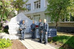 Возложение цветов к памятникам и мемориалам