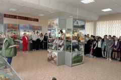 Возложение цветов к памятникам и мемориалам